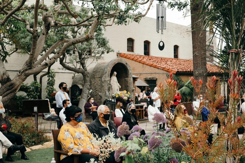 La Basílica Misión de San Buenaventura fue develada como la primera basílica en la Arquidiócesis de Los Angeles, y la 88 en los Estados Unidos, durante una misa especial celebrada afuera en el jardín de la misión el 15 de julio de 2020. (Colton Machado/Arquidiócesis de LA)