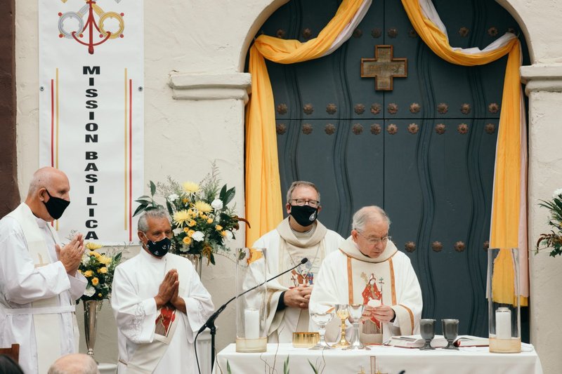La Basílica Misión de San Buenaventura fue develada como la primera basílica en la Arquidiócesis de Los Angeles, y la 88 en los Estados Unidos, durante una misa especial celebrada afuera en el jardín de la misión el 15 de julio de 2020. (Colton Machado/Arquidiócesis de LA)