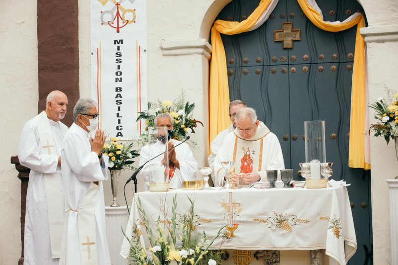 La Basílica Misión de San Buenaventura fue develada como la primera basílica en la Arquidiócesis de Los Angeles, y la 88 en los Estados Unidos, durante una misa especial celebrada afuera en el jardín de la misión el 15 de julio de 2020. (Colton Machado/Arquidiócesis de LA)