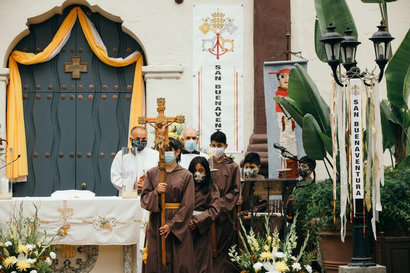 La Basílica Misión de San Buenaventura fue develada como la primera basílica en la Arquidiócesis de Los Angeles, y la 88 en los Estados Unidos, durante una misa especial celebrada afuera en el jardín de la misión el 15 de julio de 2020. (Colton Machado/Arquidiócesis de LA)
