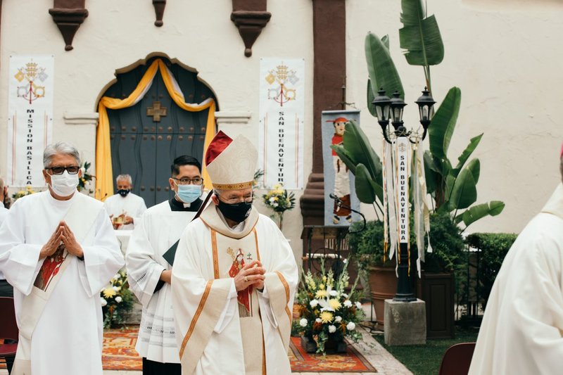 La Basílica Misión de San Buenaventura fue develada como la primera basílica en la Arquidiócesis de Los Angeles, y la 88 en los Estados Unidos, durante una misa especial celebrada afuera en el jardín de la misión el 15 de julio de 2020. (Colton Machado/Arquidiócesis de LA)