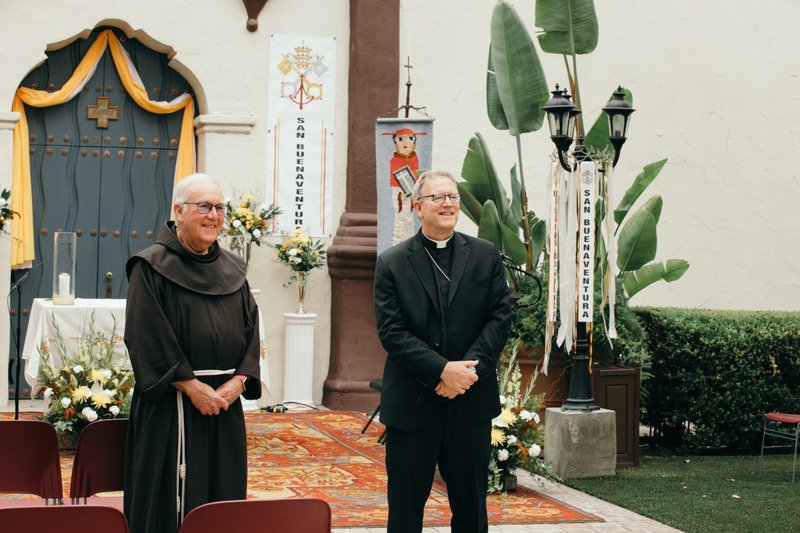 La Basílica Misión de San Buenaventura fue develada como la primera basílica en la Arquidiócesis de Los Angeles, y la 88 en los Estados Unidos, durante una misa especial celebrada afuera en el jardín de la misión el 15 de julio de 2020. (Colton Machado/Arquidiócesis de LA)