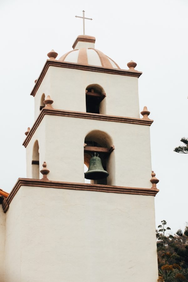 La Basílica Misión de San Buenaventura fue develada como la primera basílica en la Arquidiócesis de Los Angeles, y la 88 en los Estados Unidos, durante una misa especial celebrada afuera en el jardín de la misión el 15 de julio de 2020. (Colton Machado/Arquidiócesis de LA)