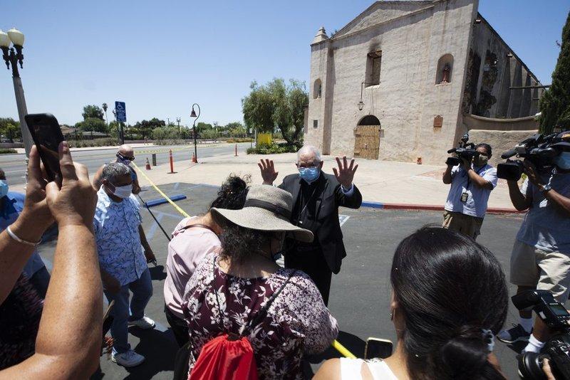 Arzobispo José H. Gomez bendice a feligreses delante de la Misión San Gabriel Arcángel el domingo, 12 de julio. (Victor Alemán)