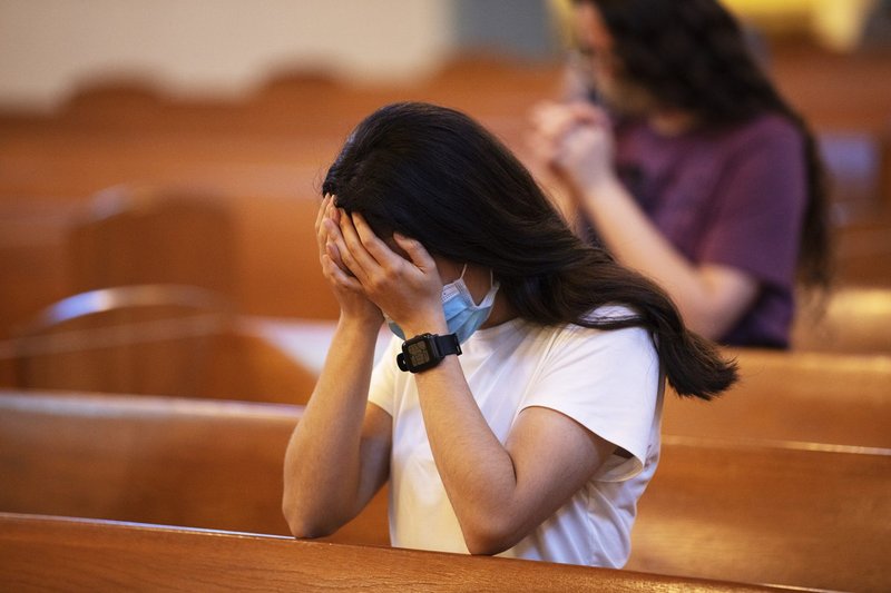 Una mujer ora durante la misa dominical en la capilla de la Anunciación en la Misión de San Gabriel el 12 de julio. (Noticias - Victor Alemán/Angelus)