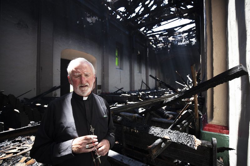 El obispo David O'Connell, obispo auxiliar de la Región Pastoral de San Gabriel, visitó la iglesia dañada la tarde del sábado 11 de julio y oró con feligreses afligidos. (Noticias - Victor Alemán/Angelus)