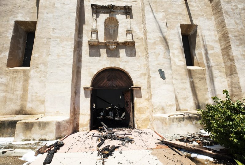 Los escombros carbonizados salen de las puertas de la iglesia. (Noticias - Victor Alemán/Angelus)