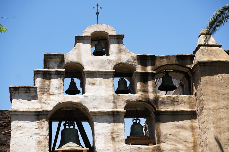 El altar, junto con el campanario y el museo de la misión se salvaron, pero las gruesas paredes de adobe se ennegrecieron. (Noticias - Victor Alemán/Angelus)