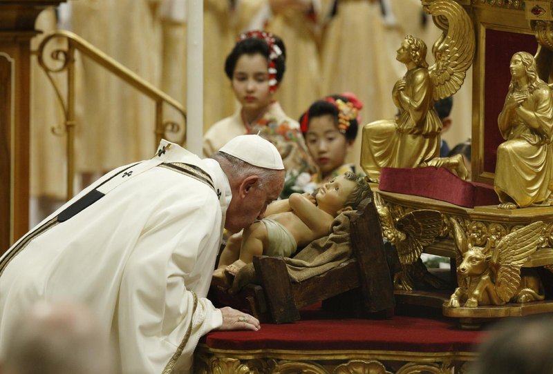 El Papa Francisco besa una estatuilla del niño Jesús al llegar para celebrar la misa de Nochebuena en la Basílica de San Pedro en el Vaticano en este 24 de diciembre de 2019, foto de archivo. El Papa celebrará la tradicional misa de Nochebuena con una pequeña congregación, a partir de las 7:30 p.m. en Roma para que la gente pueda llegar a casa sin romper el toque de queda de Italia a las 10 p.m. COVID-19. (Foto del SNC/Paul Haring)