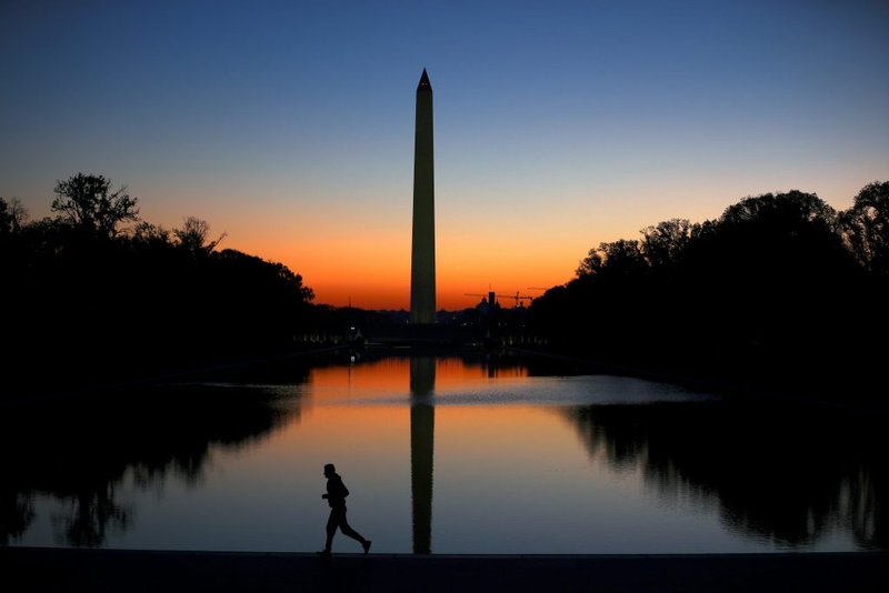 Desde el Monumento de Washington se ve al amanecer en el National Mall en Washington el 7 de noviembre de 2020. (Foto del CNS/Hannah McKay, Reuters)