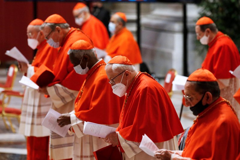 Los cardenales con cubrebocas asisten a un consistorio dirigido por el Papa Francisco en la Basílica de San Pedro en el Vaticano el 28 de noviembre de 2020. (Foto CNS/Fabio Frustaci, piscina Reuters)