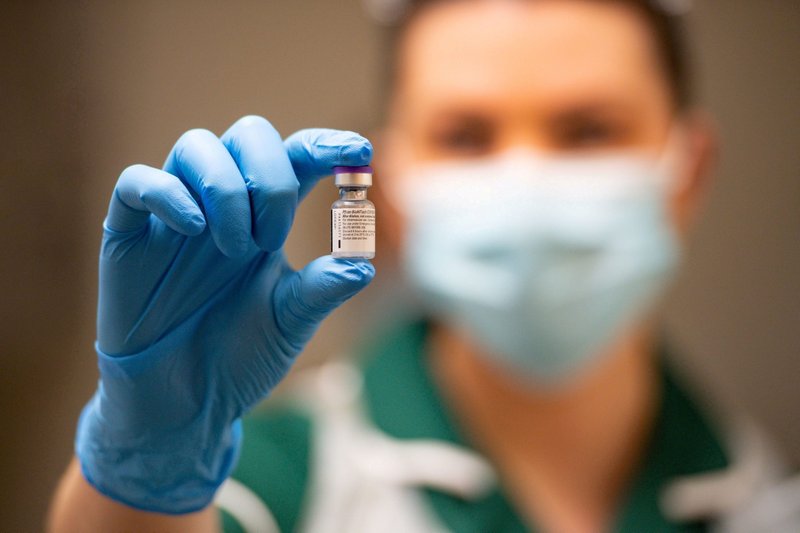 Una enfermera sostiene una vacuna Pfizer/BioNTech COVID-19 en el Hospital Universitario de Coventry, Inglaterra. (Foto cnS/piscina Jacob King a través de Reuters)