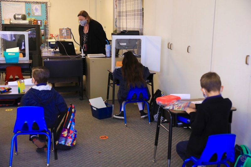Estudiantes en el salón de clases, durante el primer día de instrucción en persona para los grados TK-2 en la escuela Sta. María Goretti, en Long Beach. (David Amador Rivera / Ángelus)