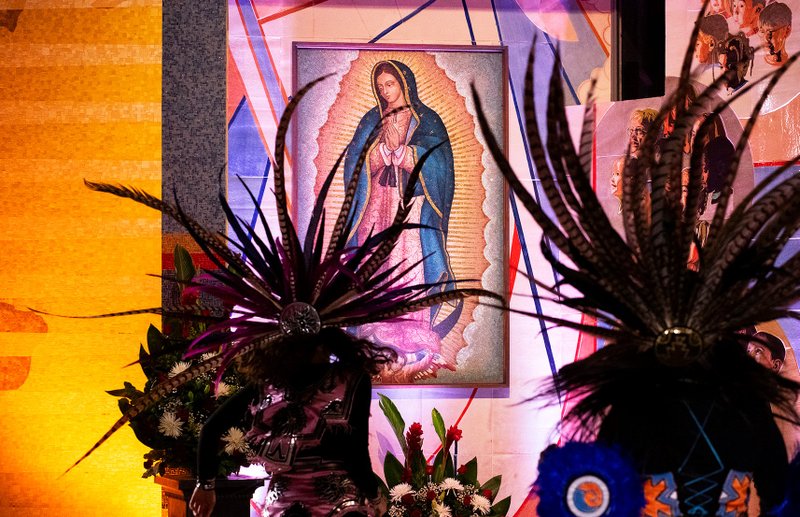 Los bailarines aztecas actúan en un tributo musical "Mañanitas virtual" en honor a Nuestra Señora de Guadalupe en la Catedral de Nuestra Señora de los Angeles del 9 de diciembre de 2020. (Víctor Alemán)