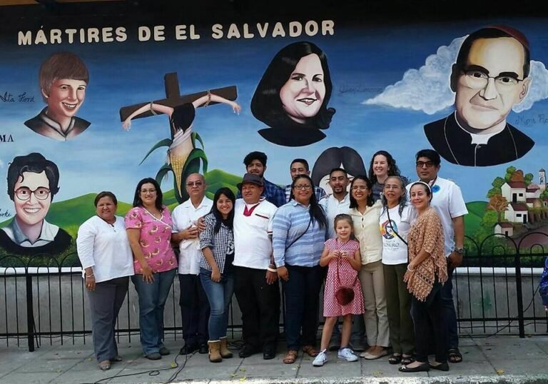 Miembros de varias organizaciones sin fines de lucro y un grupo posan para una foto el 26 de marzo de 201, en la inauguración y bendición de un mural en Zaragoza, El Salvador, con las cuatro mujeres católicas estadounidenses asesinadas en el país centroamericano el 2 de diciembre de 1980. (Foto:CNS/Fatima Pacas para Socios Internacionales en Misión a través de Melissa Altman de Maryknoll Lay Missioners)