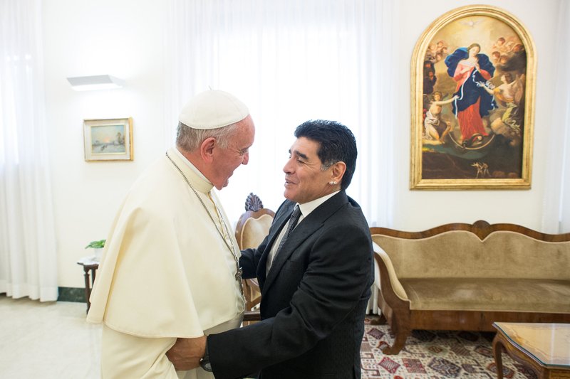 El Papa Francisco saluda a la ex estrella de fútbol argentina Diego Armando Maradona (R) antes de un encuentro con miembros de la organización Scholas Occurentes en el Vaticano el 4 de septiembre de 2014. Foto/Filippo MONTEFORTE a través de Getty Images