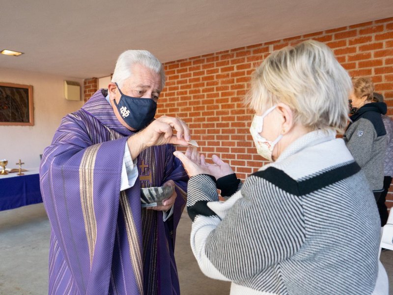 Mons. Jim Gehl distribuye la Comunión en la misa matutina, afuera de la iglesia de Sta. Eufrasia, en Granada Hills, el martes 15 de diciembre (JohnMichael Filippone)