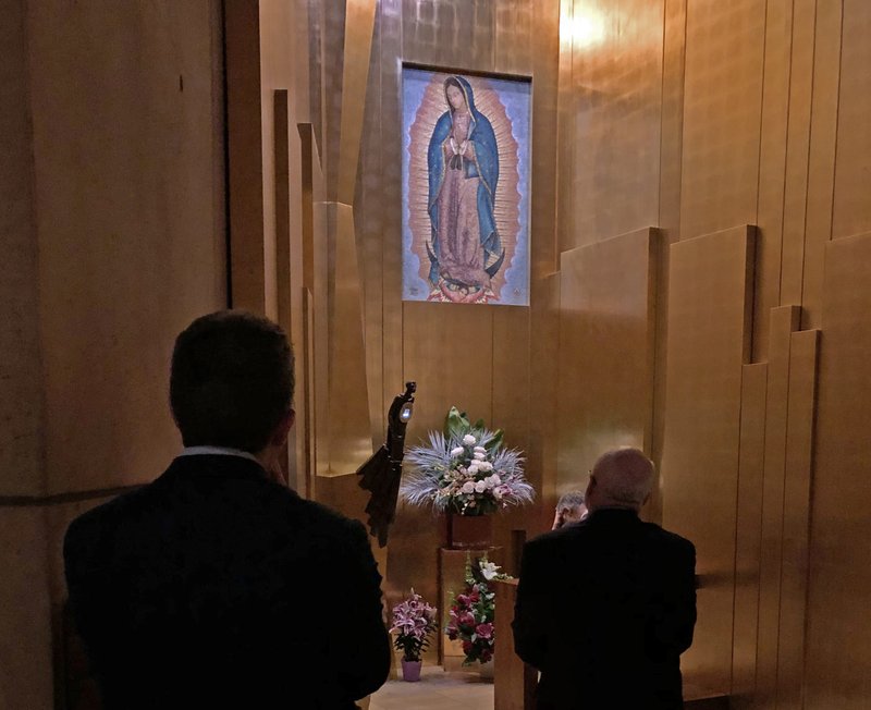 Los fieles veneran la reliquia de la tilma de Nuestra Señora de Guadalupe, en la Catedral de Nuestra Señora de los Ángeles, después de la Misa Crismal. 15 de abril de 2019. (SARAH YAKLIC)