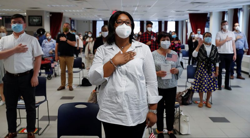 Las personas en la ciudad de Nueva York asisten a su ceremonia de naturalización de los Servicios de Ciudadanía e Inmigración de los Estados Unidos el 22 de julio de 2020. Un tribunal de apelaciones del circuito federal dijo que el 8 de enero de 2021, una orden ejecutiva de la administración Trump que permitiría a los funcionarios del gobierno estatal y local rechazar a los refugiados en su jurisdicción violó las prácticas de reasentamiento. (Foto del CNS/Shannon Stapleton, Reuters)