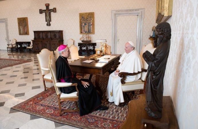 El Papa Francisco se reúne con el arzobispo Gabriele Caccia, observador permanente del Vaticano ante las Naciones Unidas, 11 de enero de 2021, en la biblioteca del Palacio Apostólico del Vaticano. (Crédito: foto del CNS/Medios vaticanos.)