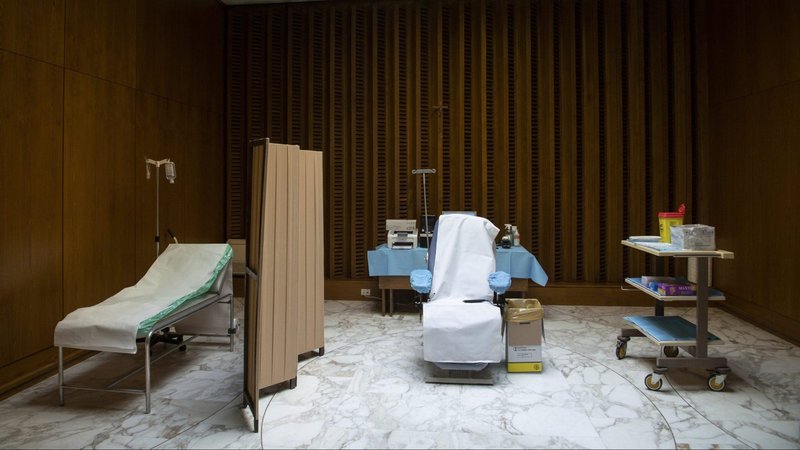 El servicio de salud del Vaticano comenzó a vacunar a empleados, residentes y jubilados con la vacuna COVID-19 el 13 de enero de 2021, en una clínica improvisada ubicada en el atrio de la sala de audiencias del Vaticano. El Papa Francisco y el Papa Benedicto XVI retirado han dicho que serán vacunados. (Foto del CNS/Medios vaticanos)