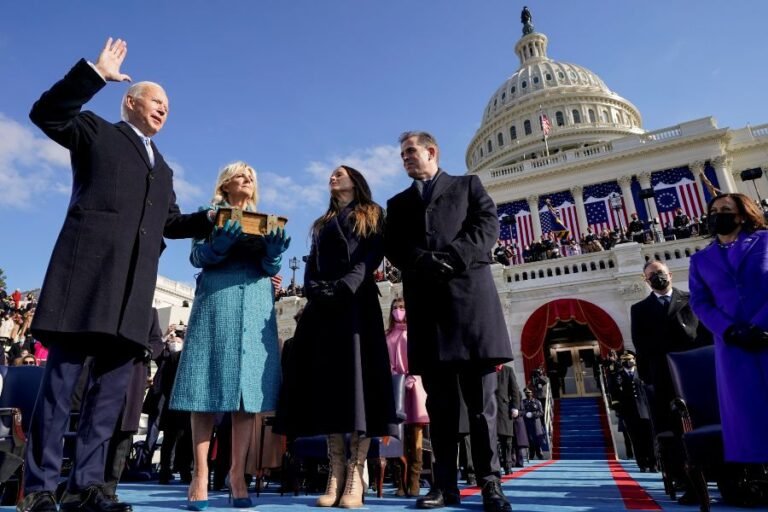 Joe Biden es el 46o presidente de los Estados Unidos. EL juramento fue dirigido por el juez principal John Roberts y la esposa de Biden, Jill, sostiene la Biblia de la familia durante su toma de posesión en el Capitolio en Washington el 20 de enero de 2021. (Foto CNS/Andrew Harnik, piscina vía Reuters)