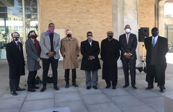 Los participantes en una vigilia de oración del 22 de enero de 2021 para poner fin a la pena de muerte en Norfolk, Va. (Crédito: CNS photo/cortesia Virginia Interfaith Center for Public Policy.)