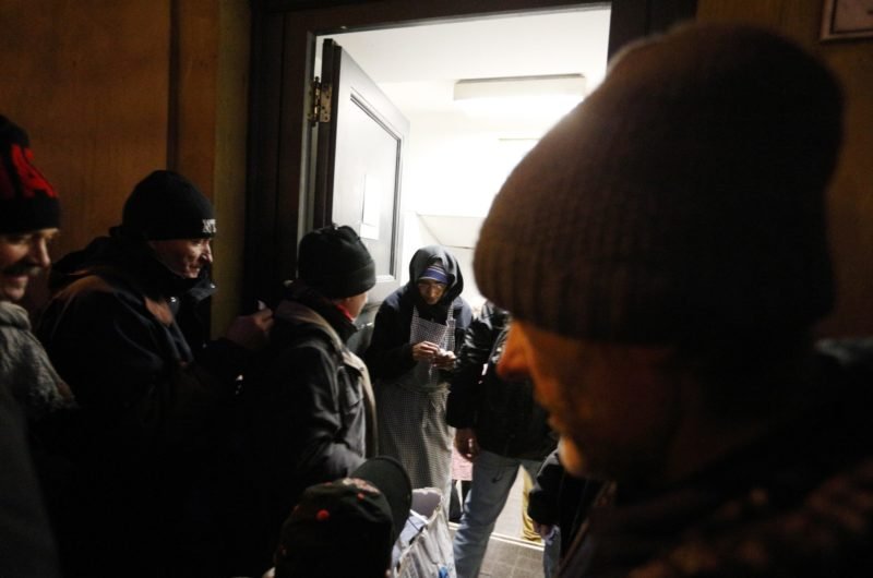 Una monja Misionera de la Caridad se para en la puerta mientras los hombres entran en un centro dirigido por la orden. En una cena en el Vaticano el 7 de enero de 2017, foto de archivo. | Foto del CNS/Paul Haring