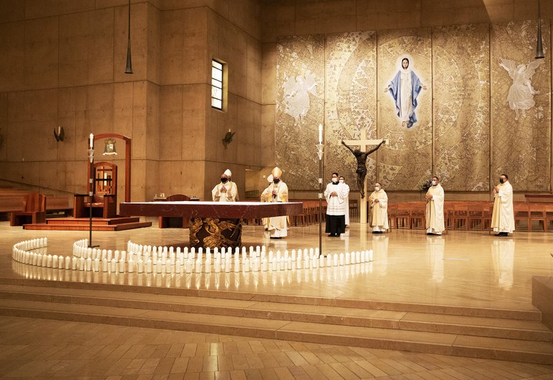 Altar con algunas de las velas que representaron las almas perdidas a causa del aborto. VICTOR ALEMÁN/ANGELUS