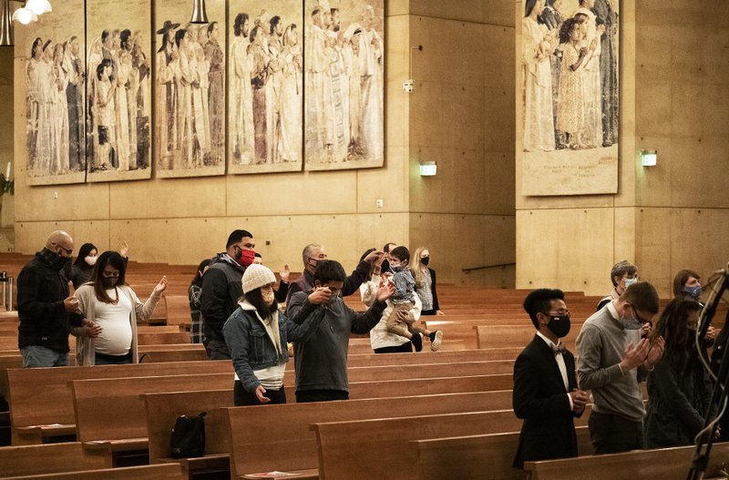 Feligreses unidos en oración en la celebración de la Misa de Réquiem para los no nacidos. VICTOR ALEMÁN/ANGELUS