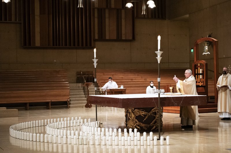Arzobispo José H. Gómez durante la consagración en la misa a los no nacidos. Este año la celebración fue totalmente virtual. VICTOR ALEMÁN/ANGELUS