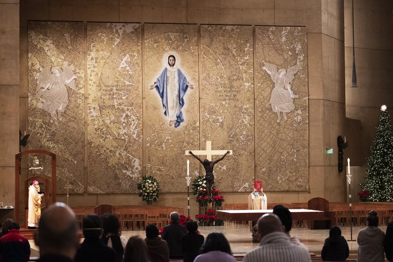 Fieles fueron testigos de la revelación del nuevo tapiz mariano en la Catedral de Nuestra Señora de Los Ángeles durante la misa celebrando la solemnidad de María, Madre de Dios el 1 de enero. (Víctor Alemán)