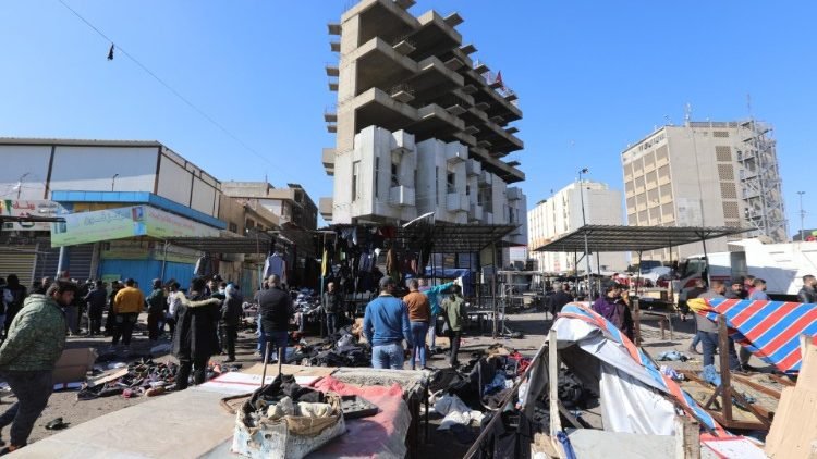El lugar de la segunda explosión en un mercado de ropa usada del centro de Bagdad, Irak, 21 de enero de 2021. (ANSA) (Vatican news)