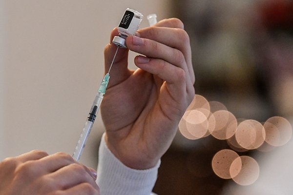 Una enfermera prepara una vacuna contra el coronavirus para una persona de edad avanzada en un asilo de ancianos en Atenas, Grecia, el 4 de enero de 2021. (Foto: CNS/Louisa Gouliamaki, a través de Reuters)