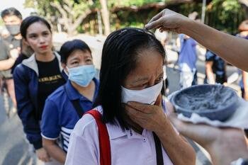 Adoradores que llevan cubrebocas reciben cenizas durante la Misa del Miércoles de Ceniza en el Santuario Nacional de Nuestra Madre de Perpetuo Socorro en Manila, Filipinas, el 26 de febrero de 2020, durante la pandemia COVID-19. (Foto CNS/Eloisa López, Reuters)