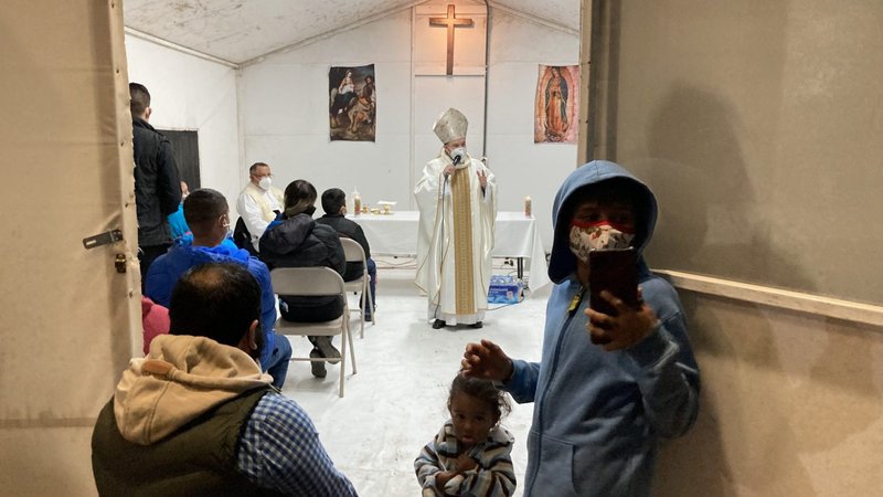 Un solicitante de asilo toma un selfie en una misa celebrada el 9 de enero de 2021 por el obispo de Matamoros Eugenio Lira Rugarcía en un campamento poblado por solicitantes de asilo en el Río Grande en Matamoros, México. El campamento ha permanecido en gran parte libre de COVID-19 gracias a las medidas de prevención adoptadas por residentes y voluntarios. (Foto del CNS/David Agren)