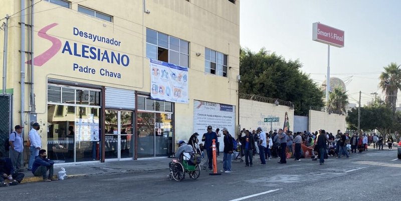 Las largas filas se forman fuera del comedor sin fines de lucro Padre Chava en Tijuana, México, 8 de septiembre de 2020, mientras la gente espera para recibir un desayuno diario servido a las 8 a.m. (foto del CNS/Wendy Fry, Reuters)