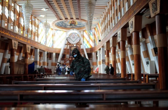 Un miembro del equipo de defensa civil desinfecta dentro de la Iglesia de Nuestra Señora de la Salvación en Bagdad, Irak, el 30 de diciembre de 2020, durante la pandemia COVID-19. Irak recibirá este mes miles de vacunas Pfizer-BioNTech COVID-19, además de la vacuna china Sinovac. El Papa Francisco tiene previsto visitar Irak del 5 al 8 de marzo. (Foto CNS/Thaier Al-Sudani, Reuters)