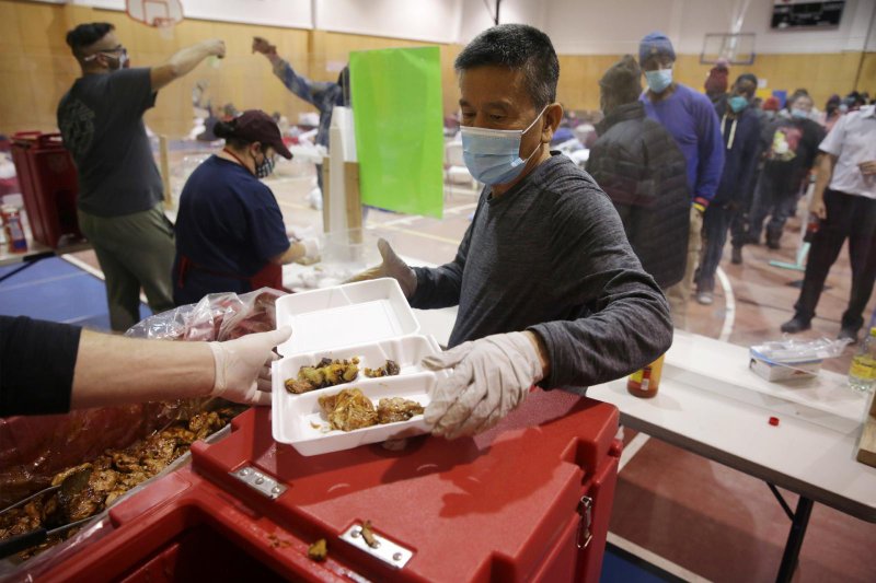 Voluntarios reparten comidas en una instalación del Ejército de Salvación en Plano, Texas, el 18 de febrero de 2021, después de que el clima invernal causara apagones de electricidad. (Foto: CNS/Shelby Tauber, Reuters)