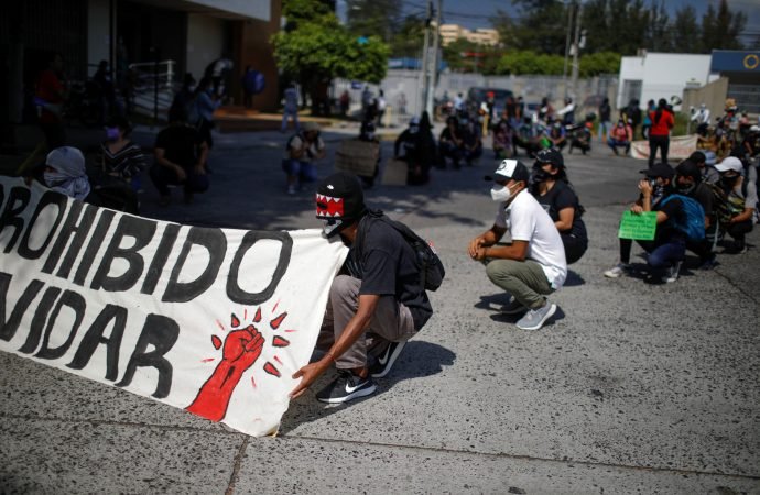 Activistas participan en una protesta contra el presidente salvadoreño Nayib Bukele en el Congreso Nacional en San Salvador el 9 de febrero de 2021, antes de las elecciones legislativas y municipales del 28 de febrero. (Crédito: José Cabezas/Reuters vía CNS.)
