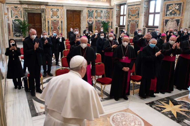 El Papa Francisco llega para una audiencia con los participantes en una reunión organizada por la Oficina Nacional de Catequesis de los obispos italianos, en el Vaticano el 30 de enero de 2021. Foto del CNS/Medios vaticanos
