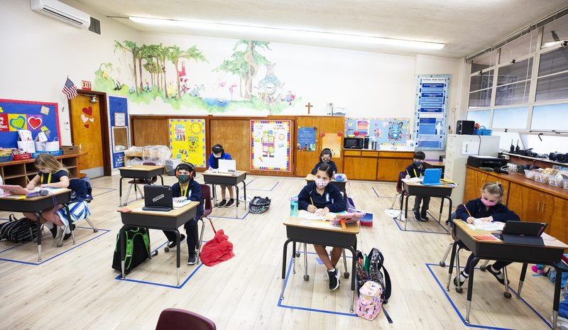 Los estudiantes de primer grado de la escuela Holy Name of Mary atienden a una lección de la maestra María Bartelt, en una de las aulas de primer grado de la escuela, con 10 estudiantes. (Victor Alemán)