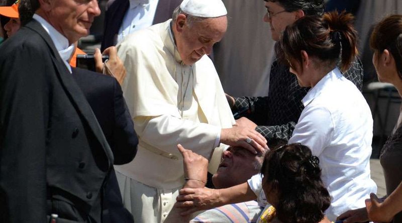 PEl Papa Francisco bendice a un anciano enfermo. Crédito: ACI Prensa