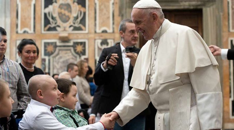 Papa Francisco bendice a niños con cáncer en 2018. Foto: Vatican Media