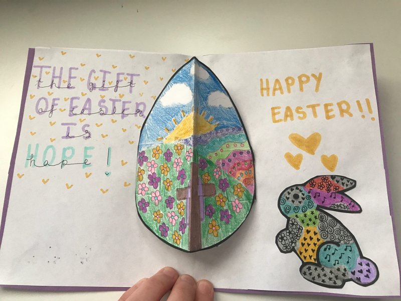 Los estudiantes de 5º a 8º grado en Santa Luisa de Francia y San Felipe Neri hicieron tarjetas para personas mayores aisladas para traerles alegría de Pascua este año. (Tarjetas de cortesía de la esperanza)
