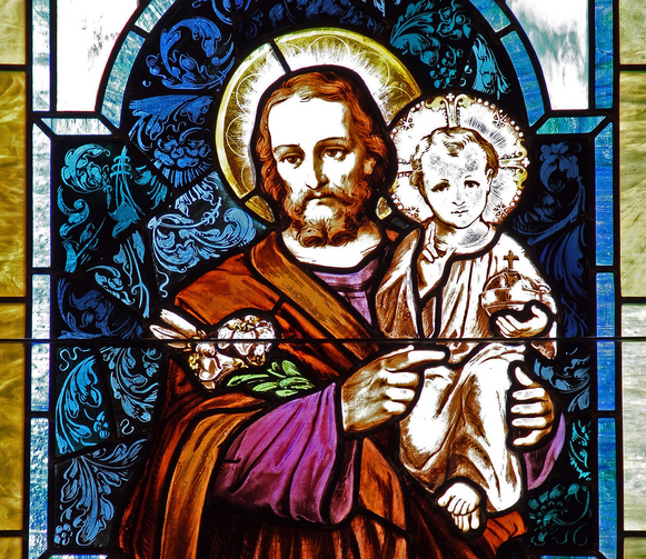 San José y el Niño Cristo son representados en vitral en la Iglesia de la Inmaculada Concepción en Westhampton Beach, N.Y. En una carta apostólica del 8 de diciembre, el Papa Francisco proclamó una celebración de un año dedicada a San José, padre adoptivo de Jesús. (Foto CNS/Gregory A. Shemitz)