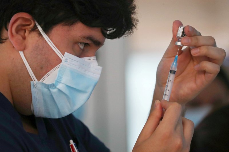 Un trabajador de la salud del Hospital Central Posta en Santiago de Chile, prepara una dosis de la vacuna Pfizer/BioNtech COVID-19 el 24 de diciembre de 2020, en medio de la pandemia de coronavirus. (Foto CNS/Iván Alvarado, Reuters)