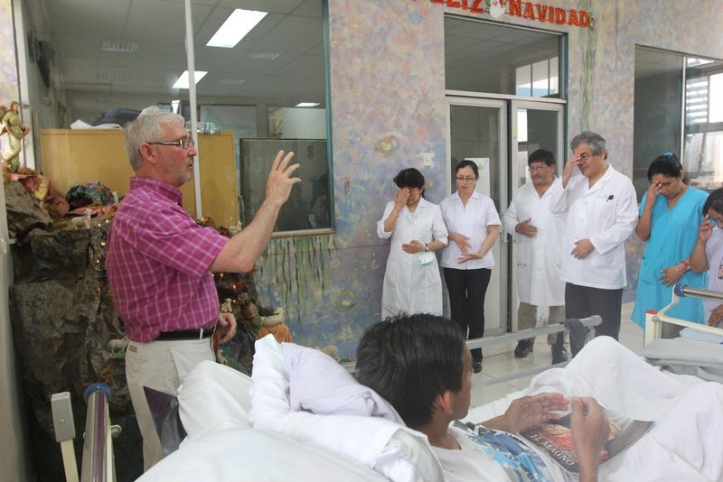 Maryknoll Padre Joe Fedora reza con el personal y pacientes en el pabellón de enfermedades infecciosas Santa Rosa en el Hospital Dos de Mayo de Lima en esta foto de archivo de 2014. Después de que un tribunal de Lima dictaminara que una mujer con una enfermedad terminal podría poner fin a su vida, los obispos peruanos expresaron empatía pero se opusieron a la eutanasia, un tema que se ha vuelto prominente en la campaña presidencial del país. (Foto CNS/Barbara Fraser)