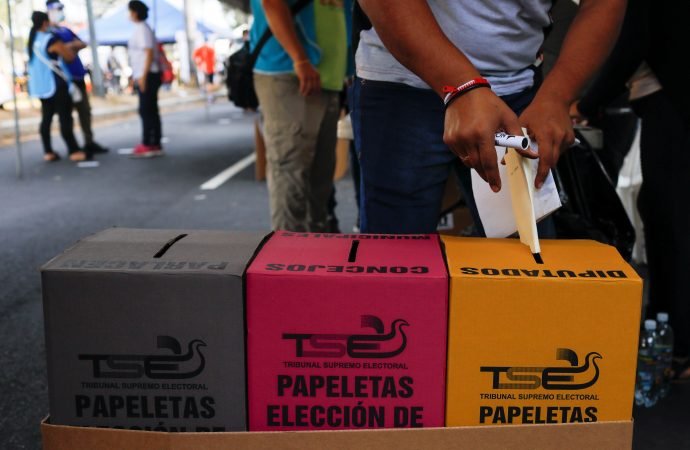 Un hombre emite su voto en un centro de votación durante las elecciones municipales y parlamentarias en San Salvador, El Salvador, el 28 de febrero de 2021. (Crédito: José Cabezas/Reuters vía CNS.))