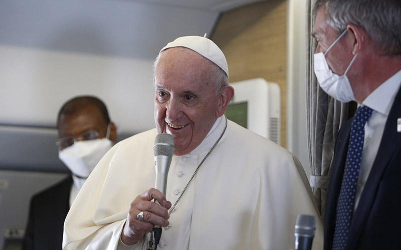 El Papa Francisco habla con periodistas a bordo de su vuelo de Bagdad a Roma el 8 de marzo de 2021. A la derecha está Matteo Bruni, director de la Oficina de Prensa de la Santa Sede. (Foto CNS de Paul Haring)